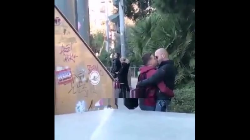 Петушки целуются