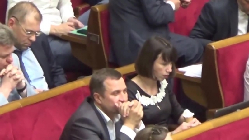 Тетяна чорновол смачно їсть морозиво у верховній раді