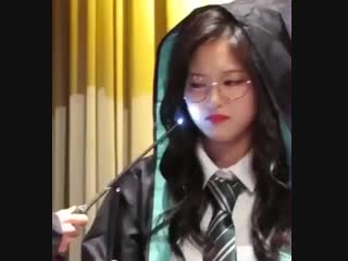 She tries not to smile but then heejin pokes hyunjin’s face and she just goes ( ＾∀＾) i’m devastated