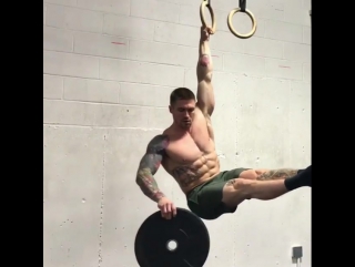 Парень с сильным хватом