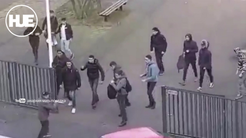 В голландии псих с двумя ножами напал на школьников