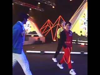 Мью и люк переглядываются, вар топает