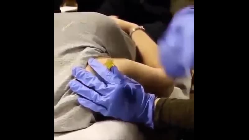 Он буквально сверлит ее кость!