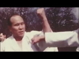 Мас ояма проводит тренироу в парке