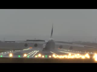 An 124 crosswind landing with the front gear first