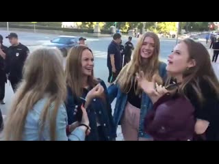 Дефки потрогали пыню