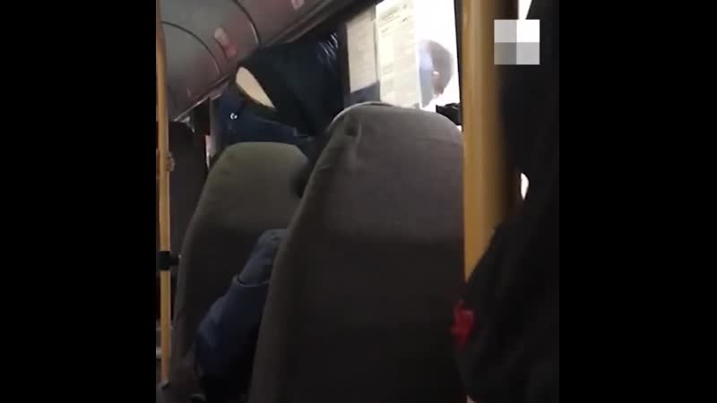 В екатеринбурге неадекватный пассажир напал на кондуктора из за того, что он не открыл ему дверь во время движения