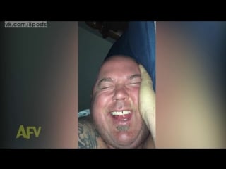 Жена сняла, как муж спит и ржёт во сне / wife catches husband giggling in his sleep