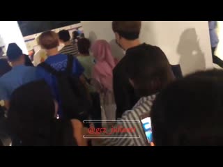 190726 at soekarno hatta airport i almost missed this moment because i wanted to go to the toilet lmao remind me ab