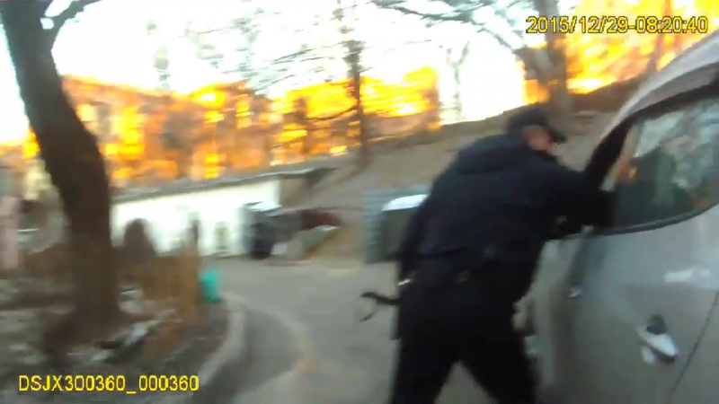 Полиция применяет оружие по женщине