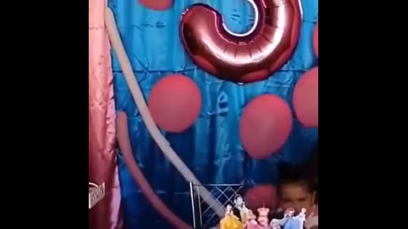 Две подружки задувают свечку))