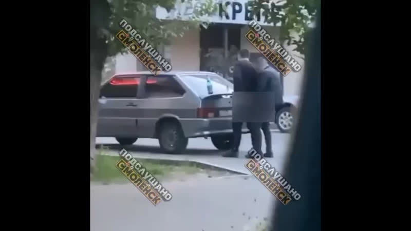 В смоленске двое пьяных мужиков устроили разврат прямо на улице