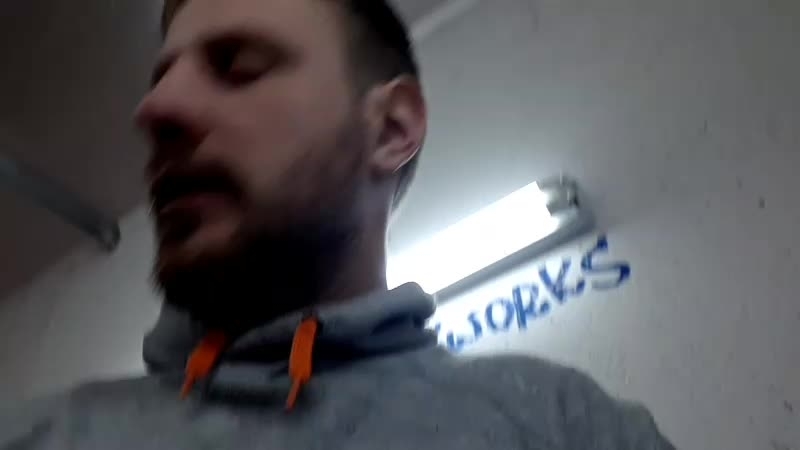 Продолжаем красить губы😂