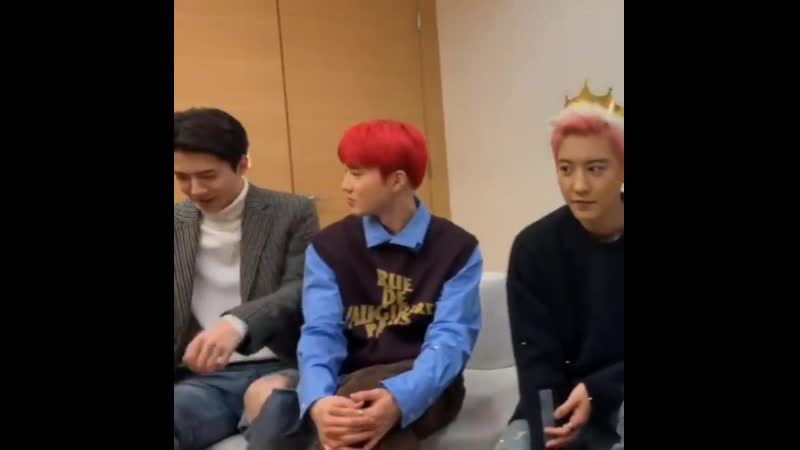 Sehun kept playing around with baekhyun, and even hitting junmyeon but can we all just loo