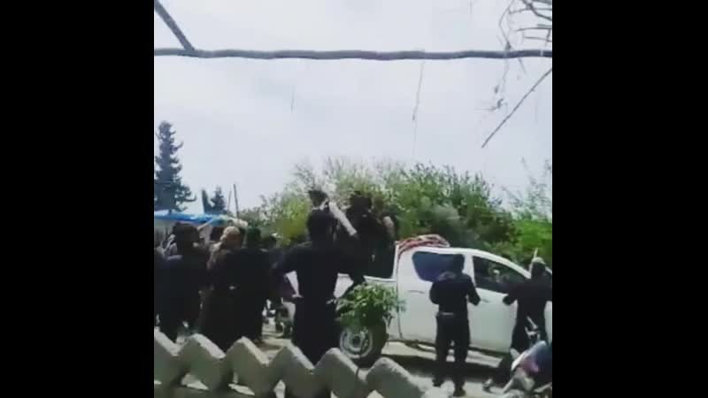 Видео из местных сми местные жители выгнали партуль ополченцев рпк(сдф), попытавшийся разогнать митинг протеста в селе сафийра