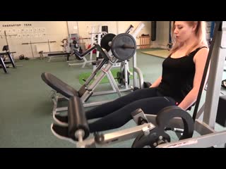 Как накачать попу и ноги! тренироа с викой archo morris