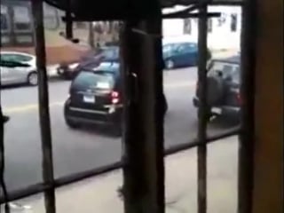 Девушка паркуется на смарте woman parking smart