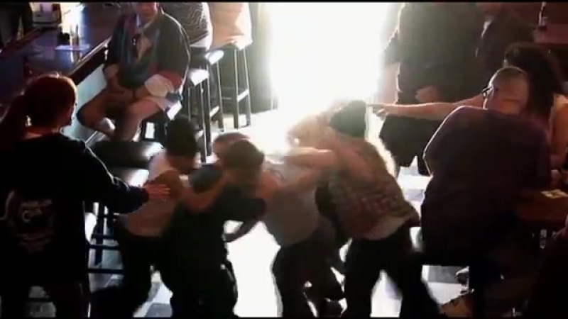 Лилипуты устроили бучу в баре))))