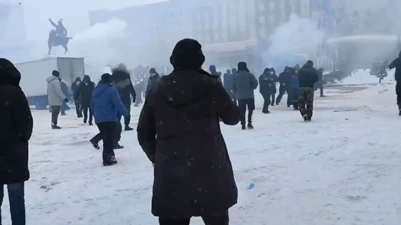 В актобе силы правопорядка применяют водометы