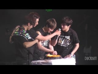 130907 minhyuk lifted jungshin up @ blue moon in guangzhou