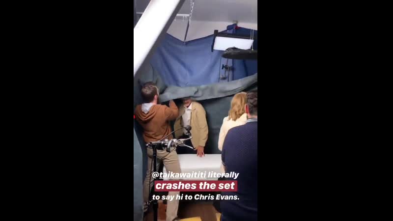 Chris evans hugs taika waititi