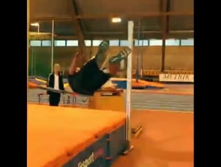 Femkamp i sätrahallen med systrarna klüft som instruktörer sjukt kul men inser samtidigt hur fenomenalt kass jag är på friidrot