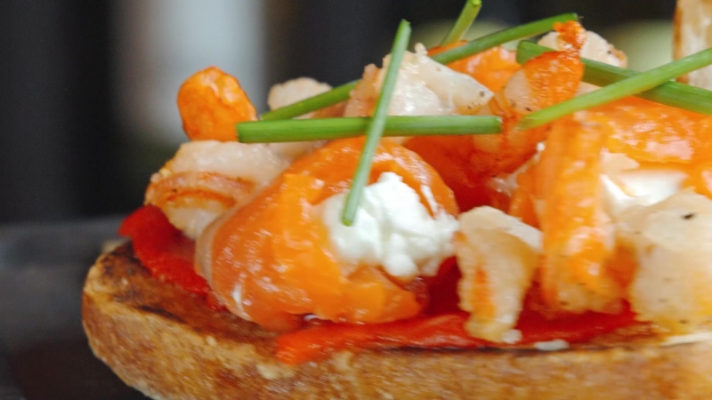 Чиабатта с копченым лососем, креветками и перцем пикильо