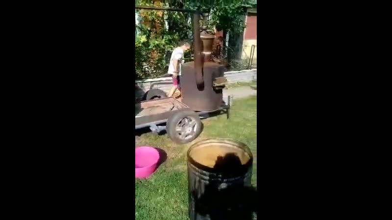 Вот так вот, братка, здесь самогон гонят!
