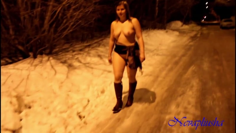 Оргазмды порно жинақ Жасырын камерамен қыздың белдемшесінің астындағыны түсіріп жатыр.