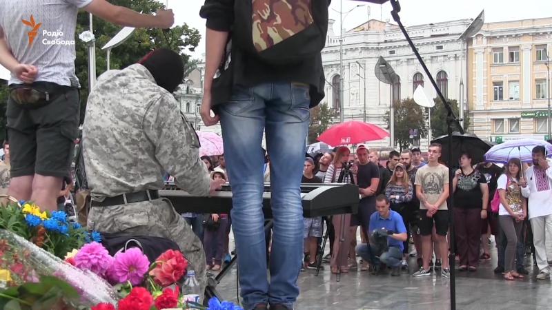 Харків porn video – «піаніст екстреміст» у дощ привітав харків’ян із днем незалежності