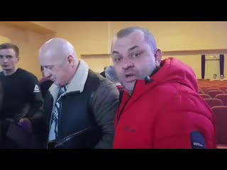 В красном селе активисту не дают снимать встречу с депутатами