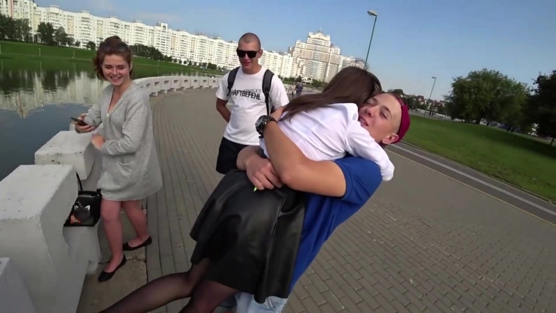 Развод на поцелуй kissing prank поцелуй с незнакомкой
