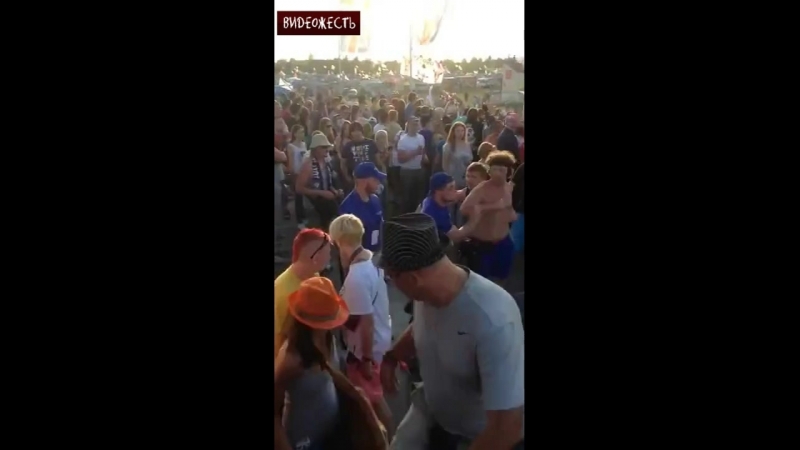 Охранник наказал говнаря на "нашествии" © видеожесть