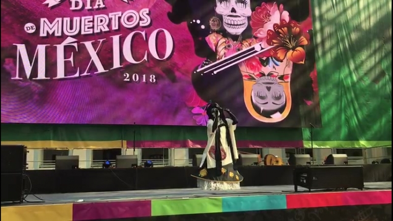 Покойница поет besame mucho