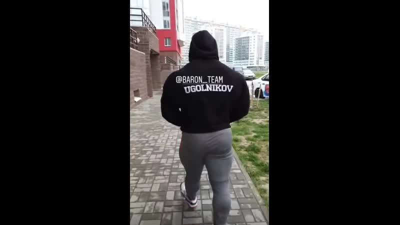 Сочная попа бодибилдера