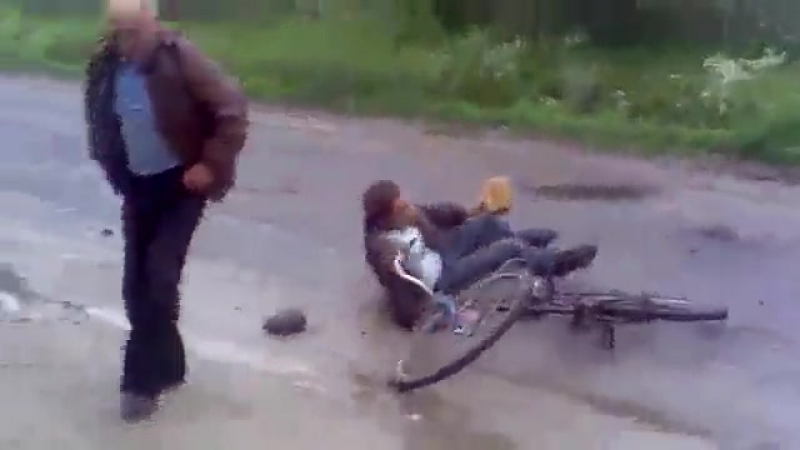 Молодые подрезала алкаша на велике