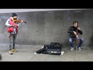 Уличные музыканты играют andrea bochelli con te partiro