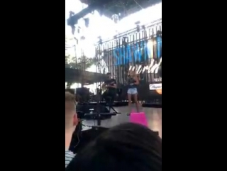 Video de shawn y una fan hoy cantando en prueba de sonido an nashville