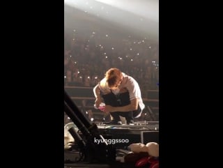 [fancam] 170402 baekhyun loading water into water guns @ exo'rdium in singapore