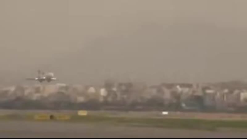 В иране пилот посадил самолет без переднего шасси