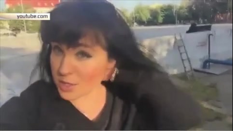 Жена, чей муж выкинул чемоданы в окно из ревности, записала видеоответ
