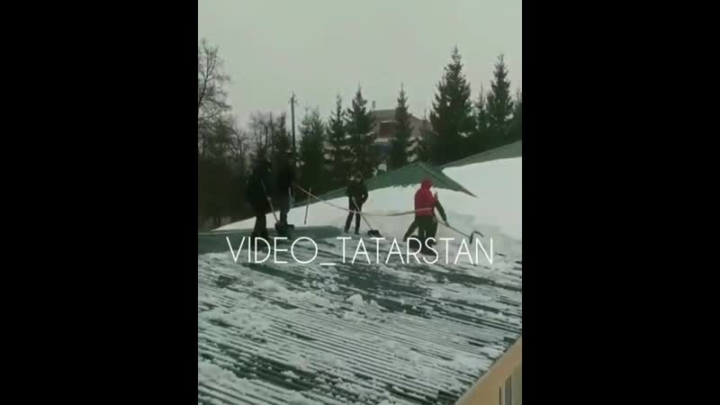 Школьников заставили чистить снег на крыше без страхои