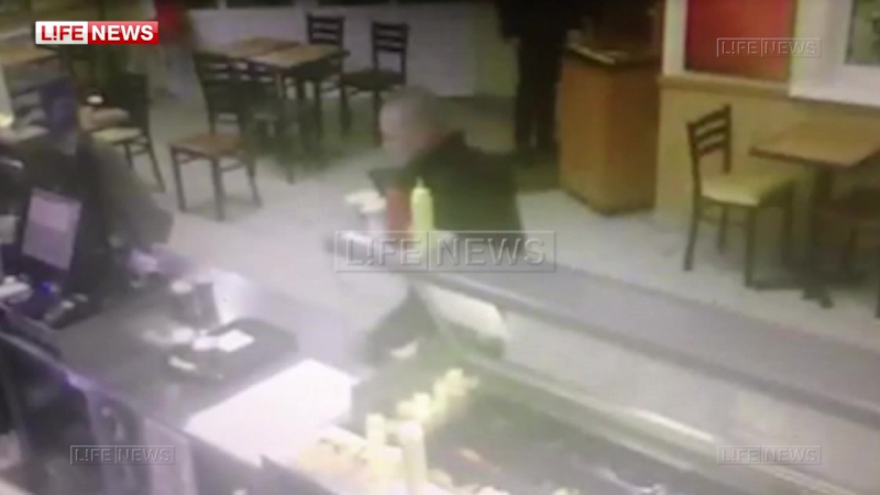 «голоса в голове» заставили москвича напасть на продавца ради подарков