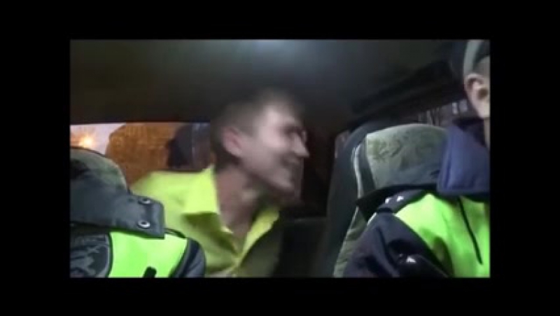 Веселый наркоман угорает над ментами