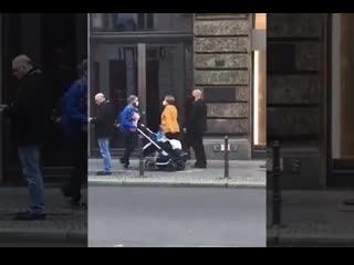 Ангела меркель в центре берлина mp4