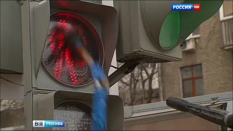 На столичных дорогах началась весенняя уборка