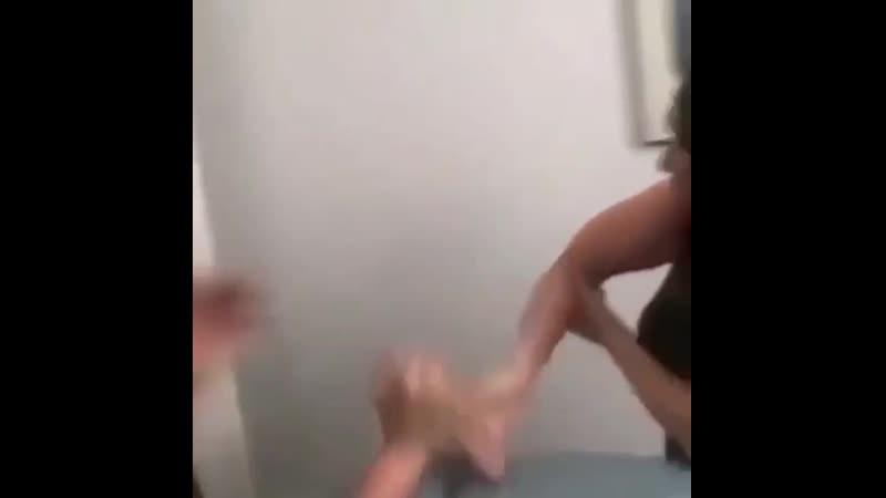 Армрестлинг девушка сломала руку жесть horror (480p) mp4