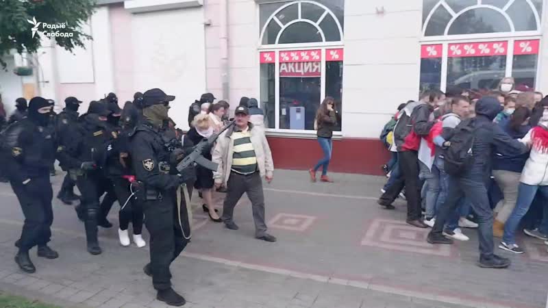 Белорусские силовики применили слезоточивый газ и открыли огонь по мирным протестующим в гомеле