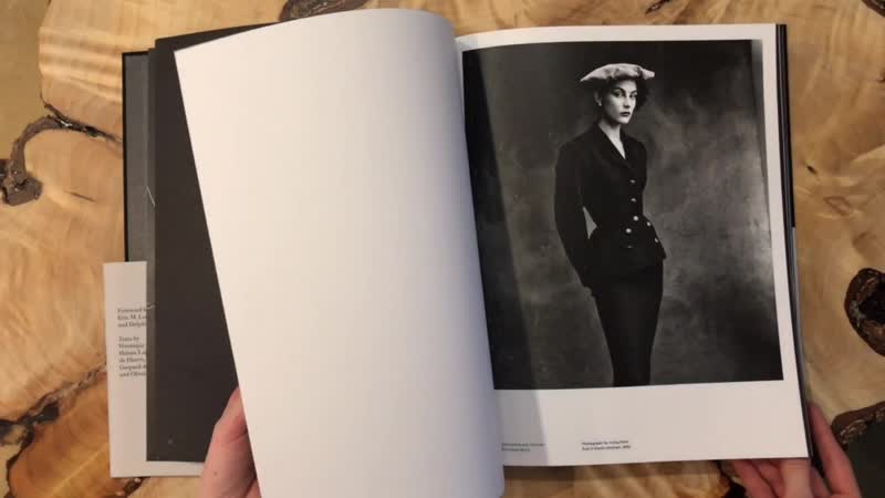 Пионер листает «balenciaga in black»