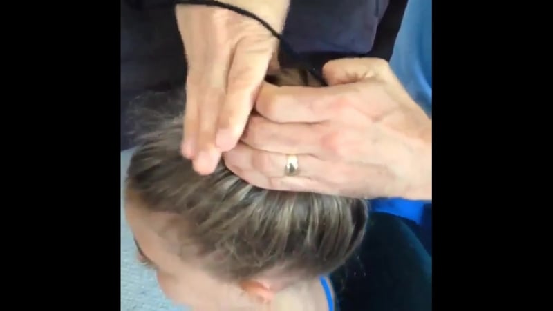 Сообразительный папа делает прическу